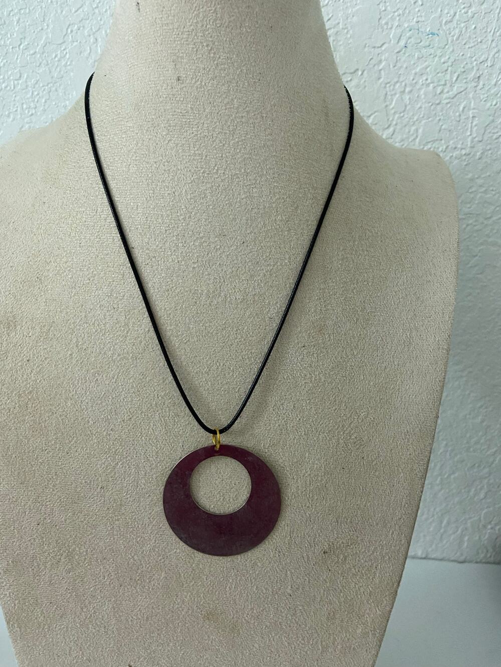 Round pendant necklace